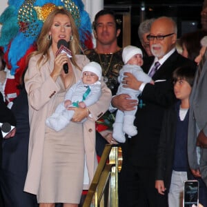 Céline Dion revient à Las Vegas accompagnée de son mari René Angelil, leur fils René-Charles et leurs jumaux Nelson et Eddie, le 16 févier 2011