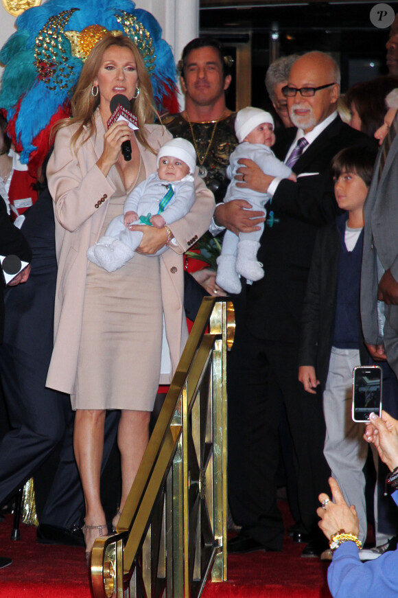 Céline Dion revient à Las Vegas accompagnée de son mari René Angelil, leur fils René-Charles et leurs jumaux Nelson et Eddie, le 16 févier 2011