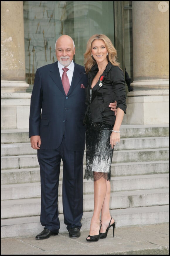 Céline Dion et son mari René Angelil lors de la cérémonie durant laquelle la chanteuse a été sacrée chevalier de la Légion d'honneur à l'Élysée