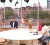 L'animateur Bruce Toussaint se charge d'accompagner le réveil des téléspectateurs de TF1 en compagnie d'une équipe de chroniqueurs
L'équipe de "Bonjour !"