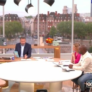 L'animateur Bruce Toussaint se charge d'accompagner le réveil des téléspectateurs de TF1 en compagnie d'une équipe de chroniqueurs
L'équipe de "Bonjour !"