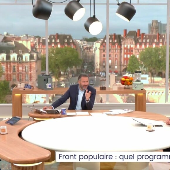 La remarque de Clémentine Autain a provoqué un moment de flottement sur le plateau de "Bonjour !"
Bruce Toussaint, Clémentine Autain et Adrien Gindre sur le plateau de "Bonjour !"