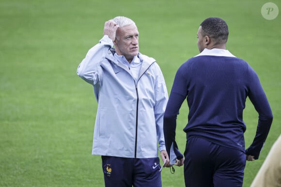 Kylian Mbappé et Didier Deschamps - Entraînement de l'équipe de France de football avant son premier match contre l'Autriche au stade Paul-Janes Stadion à Düsseldorf, Allemagne, le 16 juin 2024. © Elyxandro Cegarra/Panoramic/Bestimage 