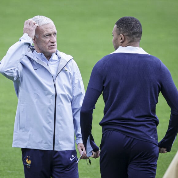 Kylian Mbappé et Didier Deschamps - Entraînement de l'équipe de France de football avant son premier match contre l'Autriche au stade Paul-Janes Stadion à Düsseldorf, Allemagne, le 16 juin 2024. © Elyxandro Cegarra/Panoramic/Bestimage 