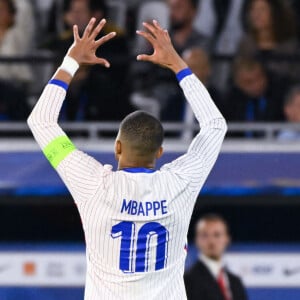 On découvre alors que Kylian Mbappé touche 27 fois plus d'argent qu'un de ses partenaires.
Kylian Mbappé pendant la rencontre France-Canada Bordeaux, France. ( Photo de federico pestellini / panoramic).