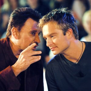 David Hallyday sort "Requiem pour un fou", album rendant hommage à son célèbre père.
Johnny et David Hallyday sur le plateau de Canal+