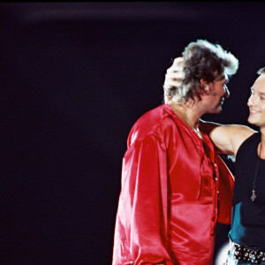 Archives - Johnny Hallyday et son fils David Hallyday lors du concert au Parc des princes du Taulier pour fêter son 50e anniversaire