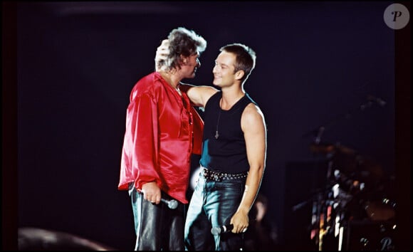 Archives - Johnny Hallyday et son fils David Hallyday lors du concert au Parc des princes du Taulier pour fêter son 50e anniversaire