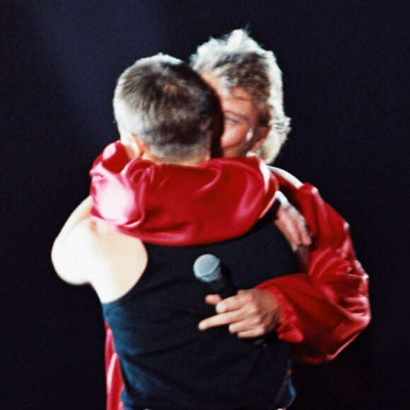 "Avant ça, notre relation c’était un coup de fil de temps en temps. Après, on n’a plus eu envie de se quitter"
Archives - Johnny Hallyday et son fils David Hallyday lors du concert au Parc des princes du Taulier pour fêter son 50e anniversaire