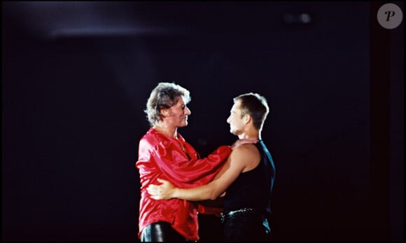 Un carton mais aussi un album qui a permis au père et fils de renouer
Archives - Johnny Hallyday et son fils David Hallyday lors du concert au Parc des princes du Taulier pour fêter son 50e anniversaire