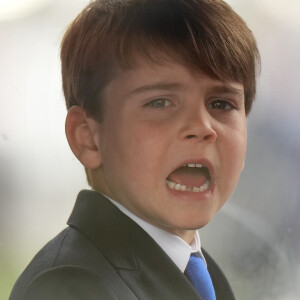 Parce que sa famille veille sur lui, et notamment ses grands frères et soeurs. 
Le prince Louis - Les membres de la famille royale britannique au balcon du Palais de Buckingham lors de la parade militaire "Trooping the Colour" à Londres le 15 juin 2024 © Julien Burton / Bestimage 