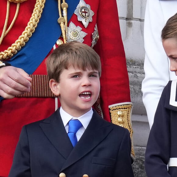 Le prince Louis et la princesse Charlotte - Les membres de la famille royale britannique au balcon du Palais de Buckingham lors de la parade militaire "Trooping the Colour" à Londres le 15 juin 2024 © Julien Burton / Bestimage 