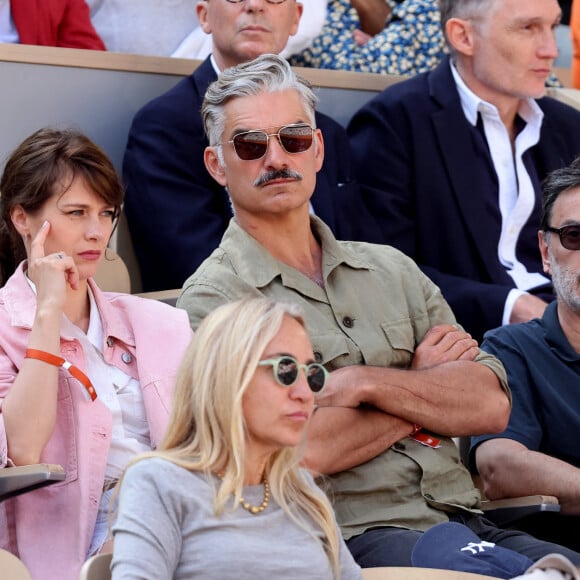 François Vincentelli et Alice Dufour s'apprêtent à se marier, comme l'actrice l'a dévoilé
 
François Vincentelli et sa femme Alice Dufour, Yvan Attal - Célébrités dans les tribunes de la finale homme des Internationaux de France de tennis de Roland Garros 2024 à Paris le 9 juin 2024. © Jacovides-Moreau/Bestimage