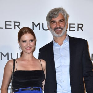 Alice Dufour (enceinte) et son compagnon François Vincentelli au photocall de l'exposition "Thierry Mugler: couturissime" au Musée des Arts Décoratifs (MAD) à Paris le 28 septembre 2021.