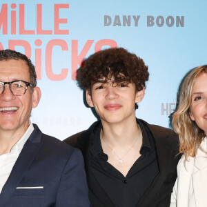 Mais surtout pour laquelle deux des fils de Dany Boon étaient venus ! 
Dany Boon avec ses deux fils Eytan et Mehdi et sa compagne Laurence Arné - Avant-première du film "La Famille Hennedricks" au Cinéma Pathé Beaugrenelle à Paris le 18 juin 2024. © Coadic Guirec/Bestimage