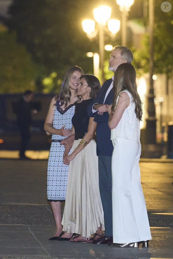 Et elles ont participé aux côtés de leurs parents aux festivités pour les 10 ans de leur règne.
Le roi Felipe VI d'Espagne, la reine Letizia, l'infante Sofia et la princesse Leonor - La famille Royale d'Espagne célèbre les dix ans de règne de Felipe VI à Madrid le 19 juin 2024. © Jack Abuin/ZUMA Press Wire / Bestimage 