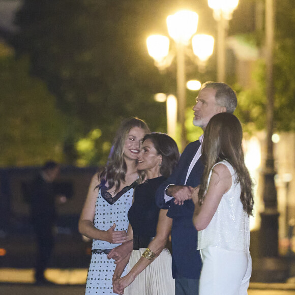 Et elles ont participé aux côtés de leurs parents aux festivités pour les 10 ans de leur règne.
Le roi Felipe VI d'Espagne, la reine Letizia, l'infante Sofia et la princesse Leonor - La famille Royale d'Espagne célèbre les dix ans de règne de Felipe VI à Madrid le 19 juin 2024. © Jack Abuin/ZUMA Press Wire / Bestimage 