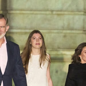 Elle lui avait pris beaucoup de vêtements et s'était habillée comme elle.
Le roi Felipe VI d'Espagne, la reine Letizia, l'infante Sofia et la princesse Leonor - La famille Royale d'Espagne célèbre les dix ans de règne de Felipe VI à Madrid le 19 juin 2024. © Jack Abuin/ZUMA Press Wire / Bestimage 