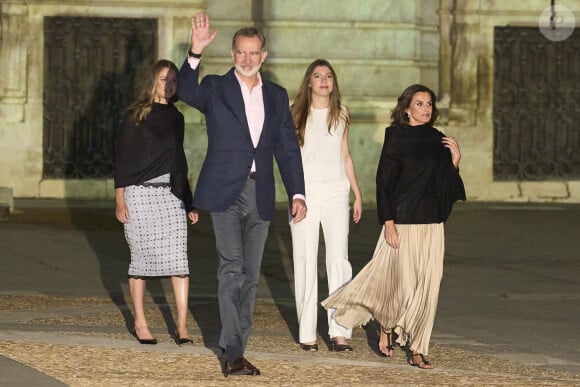 Elle lui avait pris beaucoup de vêtements et s'était habillée comme elle.
Le roi Felipe VI d'Espagne, la reine Letizia, l'infante Sofia et la princesse Leonor - La famille Royale d'Espagne célèbre les dix ans de règne de Felipe VI à Madrid le 19 juin 2024. © Jack Abuin/ZUMA Press Wire / Bestimage 