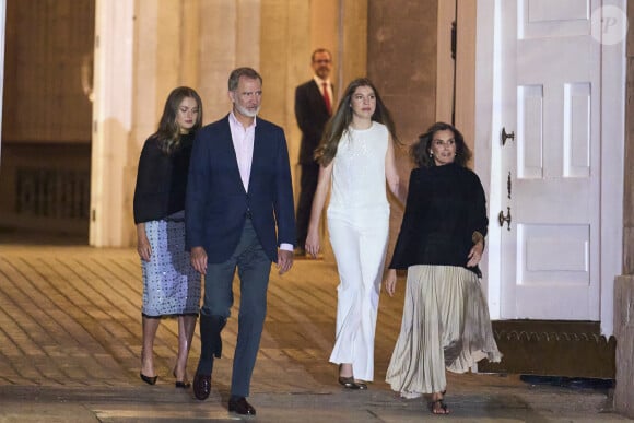 Une journée dont elles se souviendront !
Le roi Felipe VI d'Espagne, la reine Letizia, l'infante Sofia et la princesse Leonor - La famille Royale d'Espagne célèbre les dix ans de règne de Felipe VI à Madrid le 19 juin 2024. © Jack Abuin/ZUMA Press Wire / Bestimage 