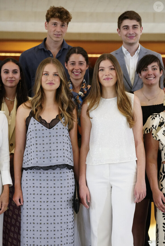 La princesse Leonor d'Espagne et l'infante Sofia lors d'une visite de la galerie des collections royales à l'occasion des célébrations du 10ème anniversaire du couronnement du roi Felipe VI le 19 juin 2024. 