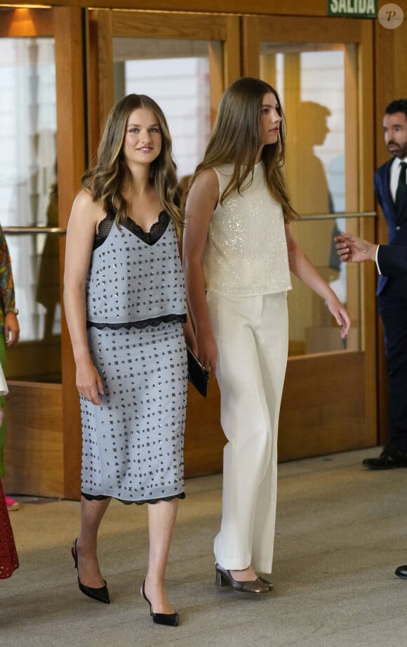 La princesse Leonor d'Espagne et l'infante Sofia lors d'une visite de la galerie des collections royales à l'occasion des célébrations du 10ème anniversaire du couronnement du roi Felipe VI le 19 juin 2024. 