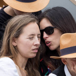 Maïwenn Le Besco et sa soeur Isild ont vu leur soeur Léonor sortir encore du silence sur leur mère.
Maïwenn Le Besco et sa soeur Isild Le Besco - People dans les tribunes lors de la finale messieurs des internationaux de France de tennis de Roland Garros. © Jacovides-Moreau/Bestimage 