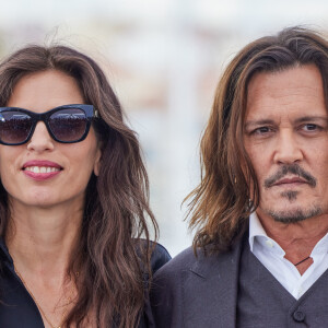 La réalisatrice Maïwenn et Johnny Depp au photocall de "Jeanne du Barry" lors du 76ème Festival International du Film de Cannes, le 17 mai 2023. © Dominique Jacovides/Cyril Moreau/Bestimage 