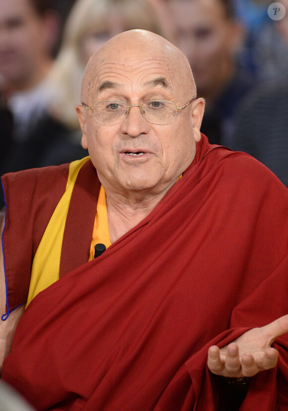 Il s'agit de Matthieu Ricard.
Matthieu Ricard - Enregistrement de l'émission "Vivement Dimanche" à Paris le 28 Janvier 2016 et qui sera diffusée le 31 Janvier 2016. Invité principal Michel Bouquet. © Coadic Guirec/Bestimage