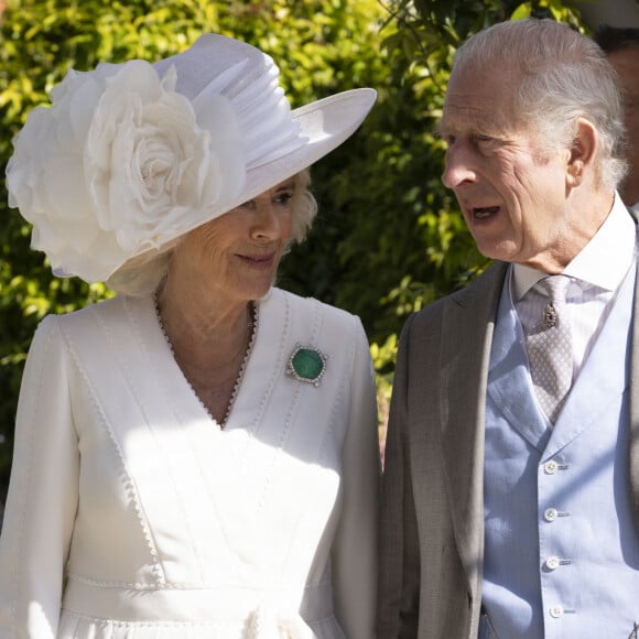 Ce qui n'était pas du goût du roi Charles III. Il souhaiterait passer plus de temps avec Archie et Lilibet, les enfants de Harry et Meghan, vivant désormais très loin de son palais de Buckingham.
Le roi Charles III d'Angleterre et Camilla Parker Bowles, reine consort d'Angleterre, lors de la présentation de la Gold Cup à Ascot, le 20 juin 2024. 