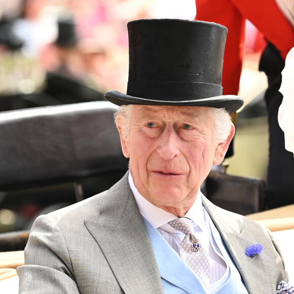 Interrogé par The Mirror, Tom Quinn a déclaré que Charles III incitait le mari de Meghan Markle à revenir dans son pays d'origine "car il est furieux que sa seule relation avec ses petits-enfants se fasse jusqu'à présent par le biais d'appels vidéo, ce que Charles déteste."
Le roi Charles III lors de la Journée des Dames ce 20 juin 2024