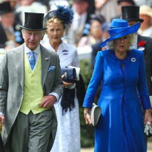 Ainsi, le roi propose une solution selon Tom Quinn : "Les enfants de William et Kate passeraient le week-end à Highgrove et les enfants de Harry pourraient alors facilement venir de leur maison voisine".
Le roi Charles III et la reine Camilla se rendant au Royal Ascot, le 20 juin 2024