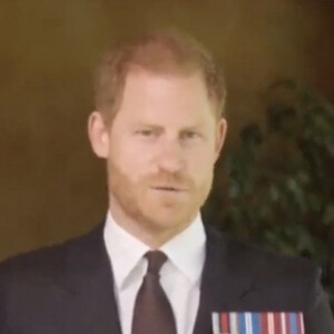 Le prince Harry, duc de Sussex, a honoré son amie le sergent de première classe Elizabeth Marks, en lui remettant le prestigieux prix du soldat de l'année du Military Times, en vidéo 