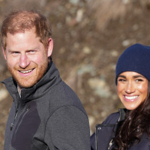 Cela fait maintenant quatre ans que le couple Harry et Meghan ont pris la décision de partir vivre aux États-Unis afin de se mettre en retrait de la monarchie.
Le prince Harry fait du skeleton sous les yeux de Meghan Markle lors d'une visite au camp d'entrainement des athlètes des Invictus Games 2024 à Whistler en Colombie Britannique le 15 février 2024.