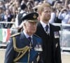 Une amélioration des relations entre Harry et le roi Charles est-elle à venir ?
Le roi Charles III d'Angleterre, le prince Harry, duc de Sussex - Procession cérémonielle du cercueil de la reine Elisabeth II du palais de Buckingham à Westminster Hall à Londres