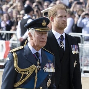 Une amélioration des relations entre Harry et le roi Charles est-elle à venir ?
Le roi Charles III d'Angleterre, le prince Harry, duc de Sussex - Procession cérémonielle du cercueil de la reine Elisabeth II du palais de Buckingham à Westminster Hall à Londres