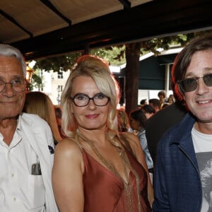 Jean-Marie Périer, Carole Fernandez (organisatrice de l'événement) , Thomas Dutronc - Soirée "L'Art de Vivre Paris" au Deux Magots à Paris le 26 juin 2023. C. Mathivat (Présidente des Deux Magots) a eu le plaisir de célébrer "L'art sous toute ses formes" avec; -La littérature, avec la sélection littéraire de l'été (dédicaces d'auteurs) -La photographie, avec le vernissage des oeuvre "Paris" de N. Aliagas -La mode, avec un défilé exceptionnel du couturier J. Blin -La gastronomie, avec nos meilleurs animations culinaires -La musique, avec orchestre et chanteuses © Marc Ausset-Lacroix/Bestimage