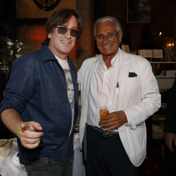 Thomas Dutronc, Jean-Marie Périer - Soirée "L'Art de Vivre Paris" au Deux Magots à Paris le 26 juin 2023. C. Mathivat (Présidente des Deux Magots) a eu le plaisir de célébrer "L'art sous toute ses formes" avec; -La littérature, avec la sélection littéraire de l'été (dédicaces d'auteurs) -La photographie, avec le vernissage des oeuvre "Paris" de N. Aliagas -La mode, avec un défilé exceptionnel du couturier J. Blin -La gastronomie, avec nos meilleurs animations culinaires -La musique, avec orchestre et chanteuses © Marc Ausset-Lacroix/Bestimage