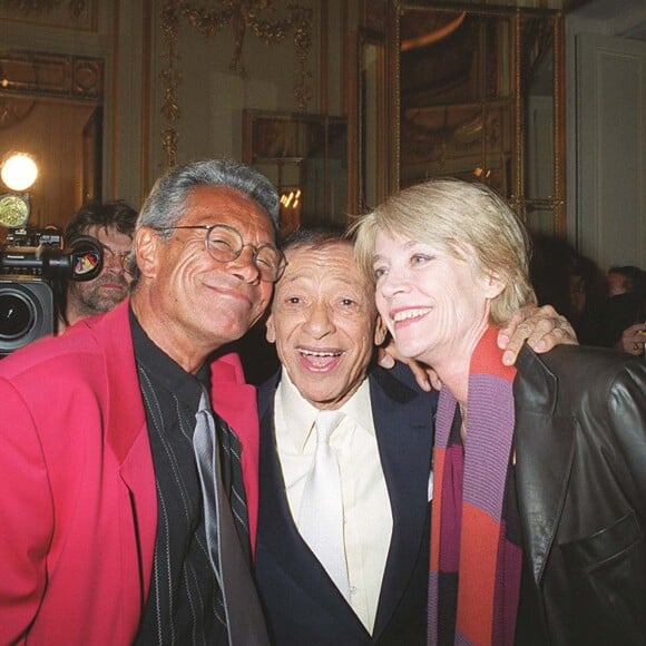 "Parce que ce qu'elle s'est farcie pendant 10 ans, c'était un calvaire..." a-t-il conclu
Jean-Marie Périer, Henri Salvador et Françoise Hardy à l'Olympia le 23 avril 2001