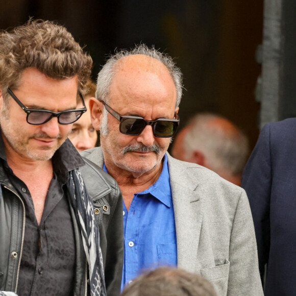 Matthieu Chedid et son père Louis Chedid - Sortie des obsèques de l'auteure-compositrice-interprète et actrice française Françoise Hardy au crématorium du cimetière du Père-Lachaise à Paris, France, le 20 juin 2024. © Jacovides-Moreau/Bestimage 