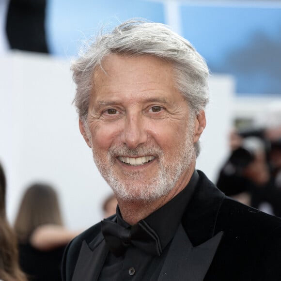 Antoine de Caunes assiste au tapis rouge de La Plus Précieuse des Marchandises lors du 77ème Festival de Cannes au Palais des Festivals le 24 mai 2024 à Cannes. David NIVIERE/ABACAPRESS.COM