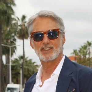 Antoine De Caunes est aperçu sur la Croisette lors du 77ème Festival de Cannes. Cyril Chateau/ABACAPRESS.COM