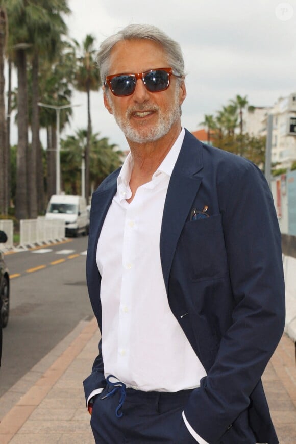 Antoine De Caunes est aperçu sur la Croisette lors du 77ème Festival de Cannes. Cyril Chateau/ABACAPRESS.COM