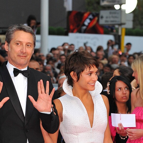 Antoine de Caunes et sa fille Emma arrivent au Palais des Festivals à Cannes, dans le sud de la France, le 20 mai 2008, pour la projection de Changeling de Clint Eastwood, présenté en compétition au 61ème Festival de Cannes. Hahn-Nebinger-Orban/ABACAPRESS.COM