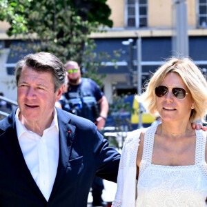 L'allée a été pensée pour être accessible aux PMR et un belvédère offre un nouveau point de vue sur l'actuelle promenade du Paillon et sur le Vieux-Nice.
Christian Estrosi et sa femme Laura Tenoudji pour l'inauguration de "La Bourgada" à Nice, le samedi 22 juin 2024