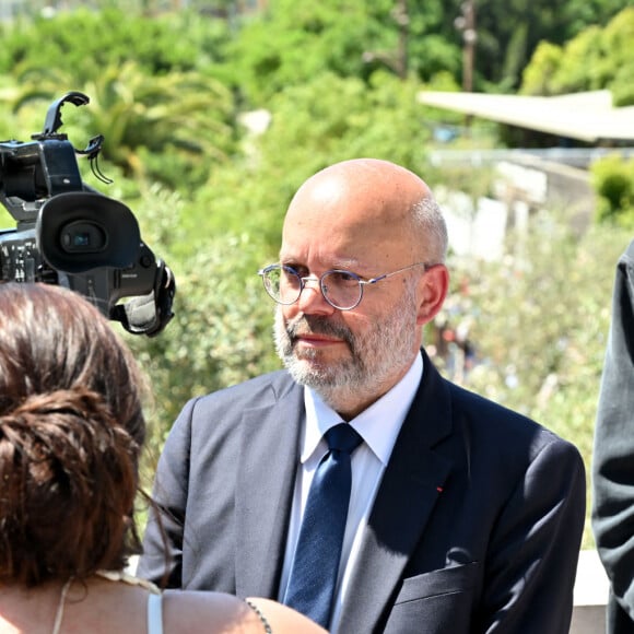 Christian Estrosi répond aux questions des journalistes pour l'inauguration de "La Bourgada" à Nice, le samedi 22 juin 2024