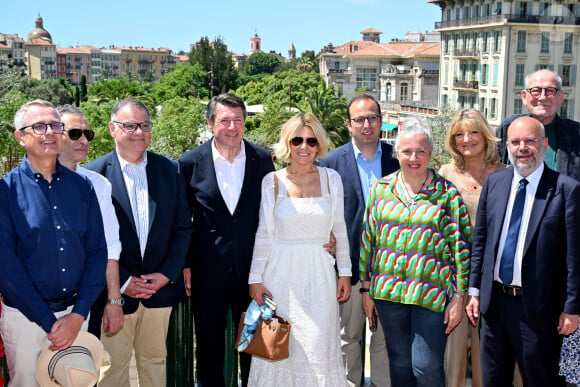  À 11h, Christian Estrosi a procédé à l'inauguration et a fait un discours écouté par de nombreux spectateurs. Le maire a pu se promener au sein du Paillon avec sa compagne et découvrir les travaux effectués
Christian Estrosi, le maire de Nice, accompagné de sa femme LauraTenoudji et entouré d'élus municipaux pour l'inauguration de "La Bourgada" à Nice, le samedi 22 juin 2024