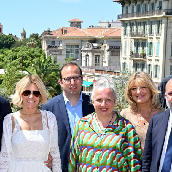  À 11h, Christian Estrosi a procédé à l'inauguration et a fait un discours écouté par de nombreux spectateurs. Le maire a pu se promener au sein du Paillon avec sa compagne et découvrir les travaux effectués
Christian Estrosi, le maire de Nice, accompagné de sa femme LauraTenoudji et entouré d'élus municipaux pour l'inauguration de "La Bourgada" à Nice, le samedi 22 juin 2024