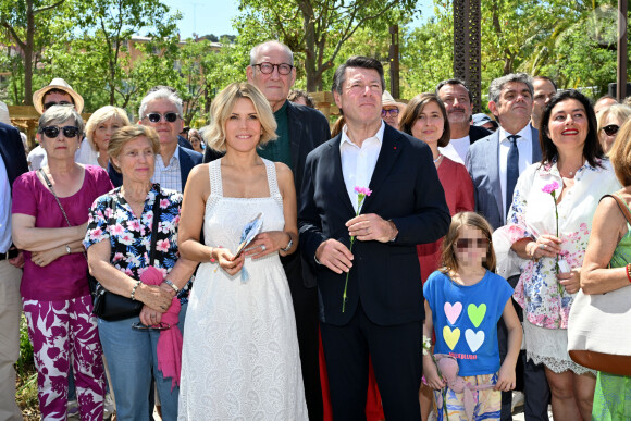 Afin d'étrenner ce nouveau jardin niçois, l'ex-ministre délégué à l'Aménagement du territoire était présent accompagné de sa compagne, la journaliste de Télématin Laura Tenoudji et de sa fille de sept ans.
Christian Estrosi, sa femme Laura Tenoudji et leur fille Bianca entourés d'élus municipaux pour l'inauguration de "La Bourgada" à Nice