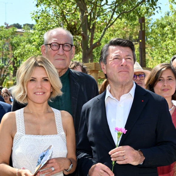 Afin d'étrenner ce nouveau jardin niçois, l'ex-ministre délégué à l'Aménagement du territoire était présent accompagné de sa compagne, la journaliste de Télématin Laura Tenoudji et de sa fille de sept ans.
Christian Estrosi, sa femme Laura Tenoudji et leur fille Bianca entourés d'élus municipaux pour l'inauguration de "La Bourgada" à Nice